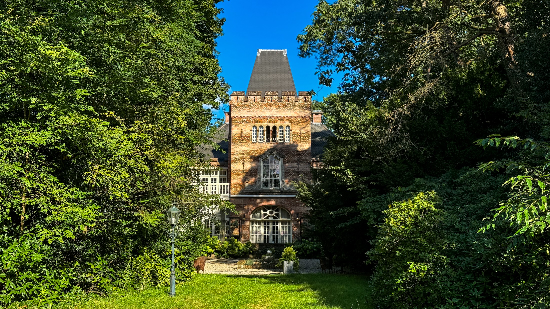 Het intieme Kasteel Kerckebosch ligt verscholen tussen de bomen.