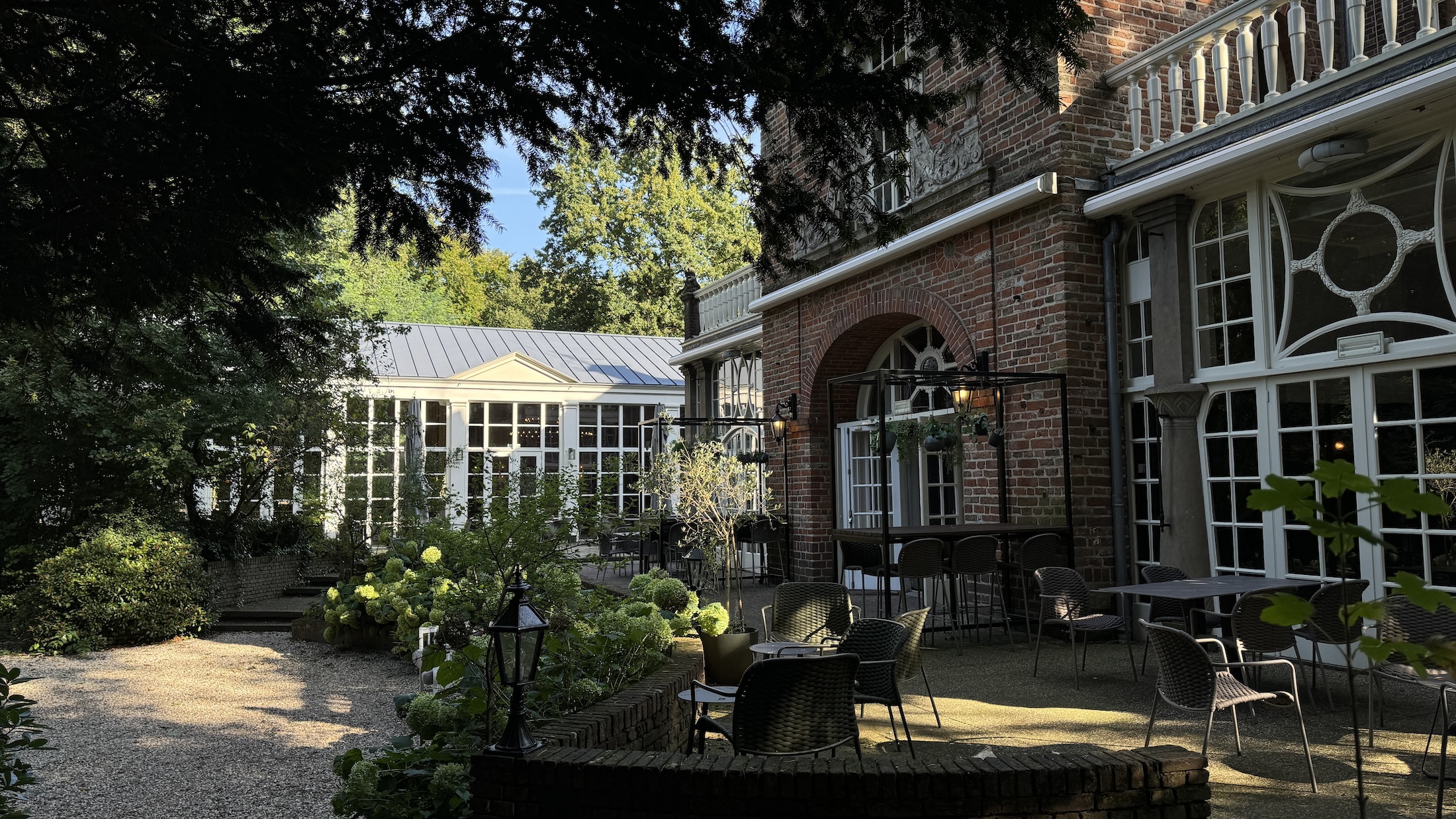 Het mooie terras van Kasteel Kerckebosch in Zeist.