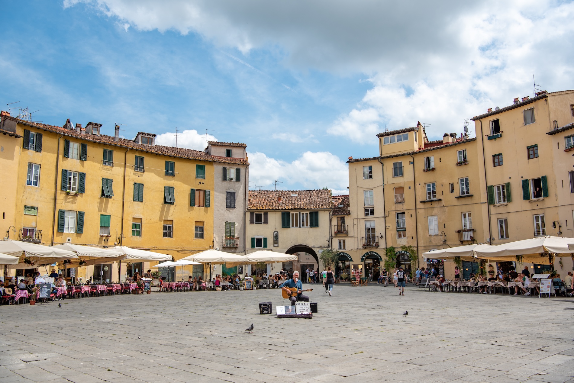 Het centrale punt in Lucca: het mooie plein Piazza dell'Anfiteatro