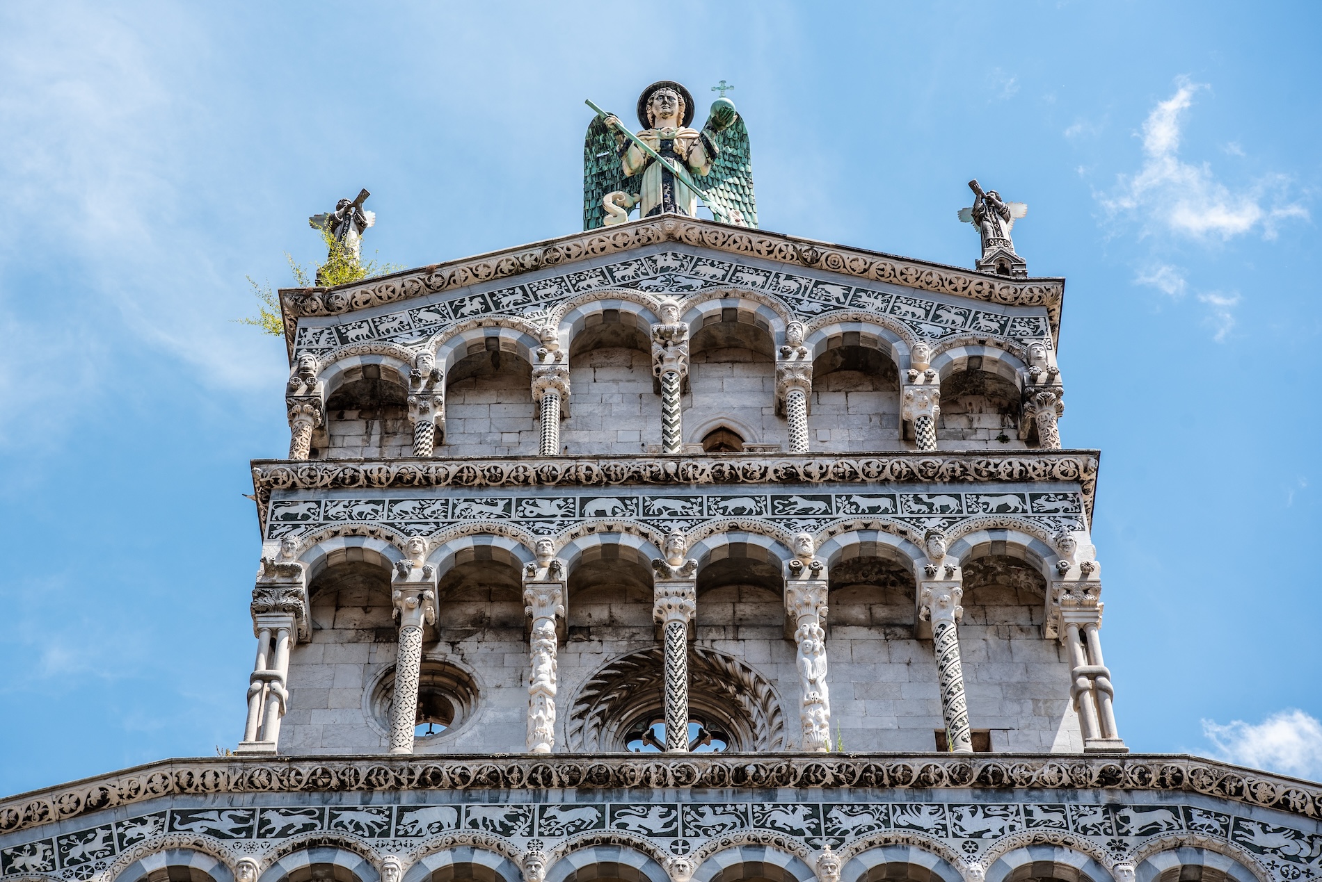 De indrukwekkende facade van San Michele in Foro