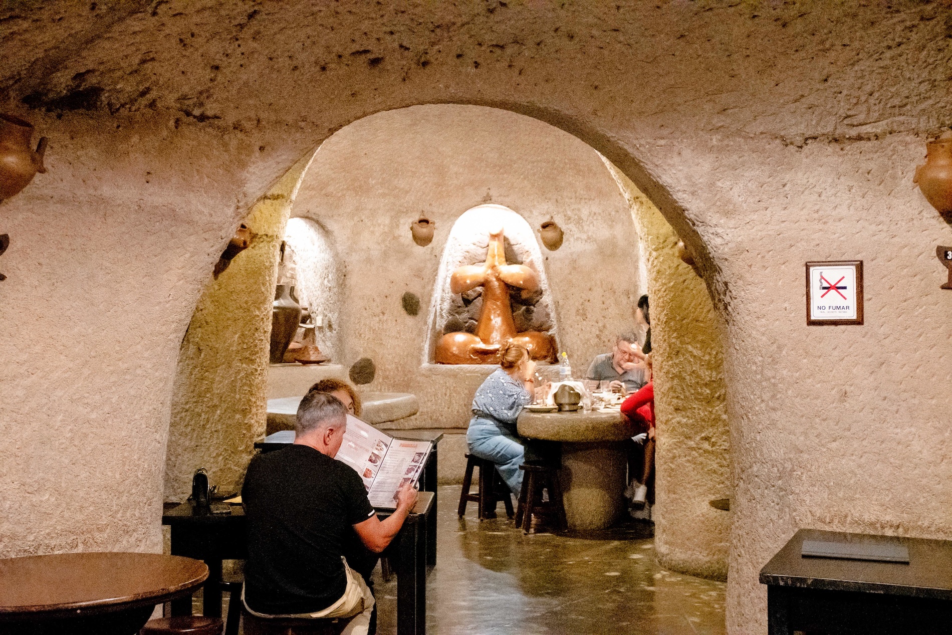 We proeven het lokale eten van het eiland in een grotrestaurant, een unieke ervaring