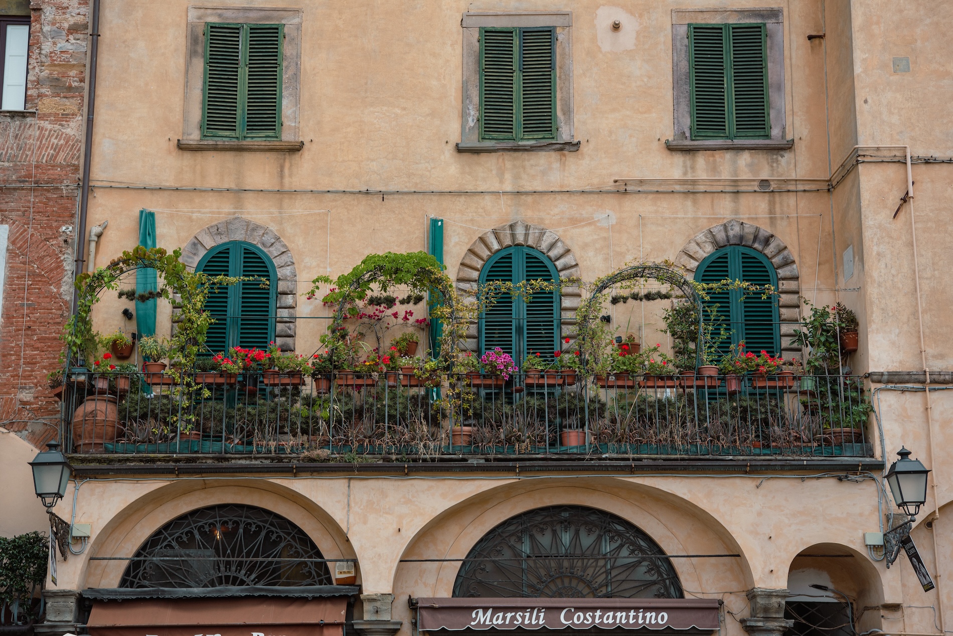 Beeldige balkons in Lucca