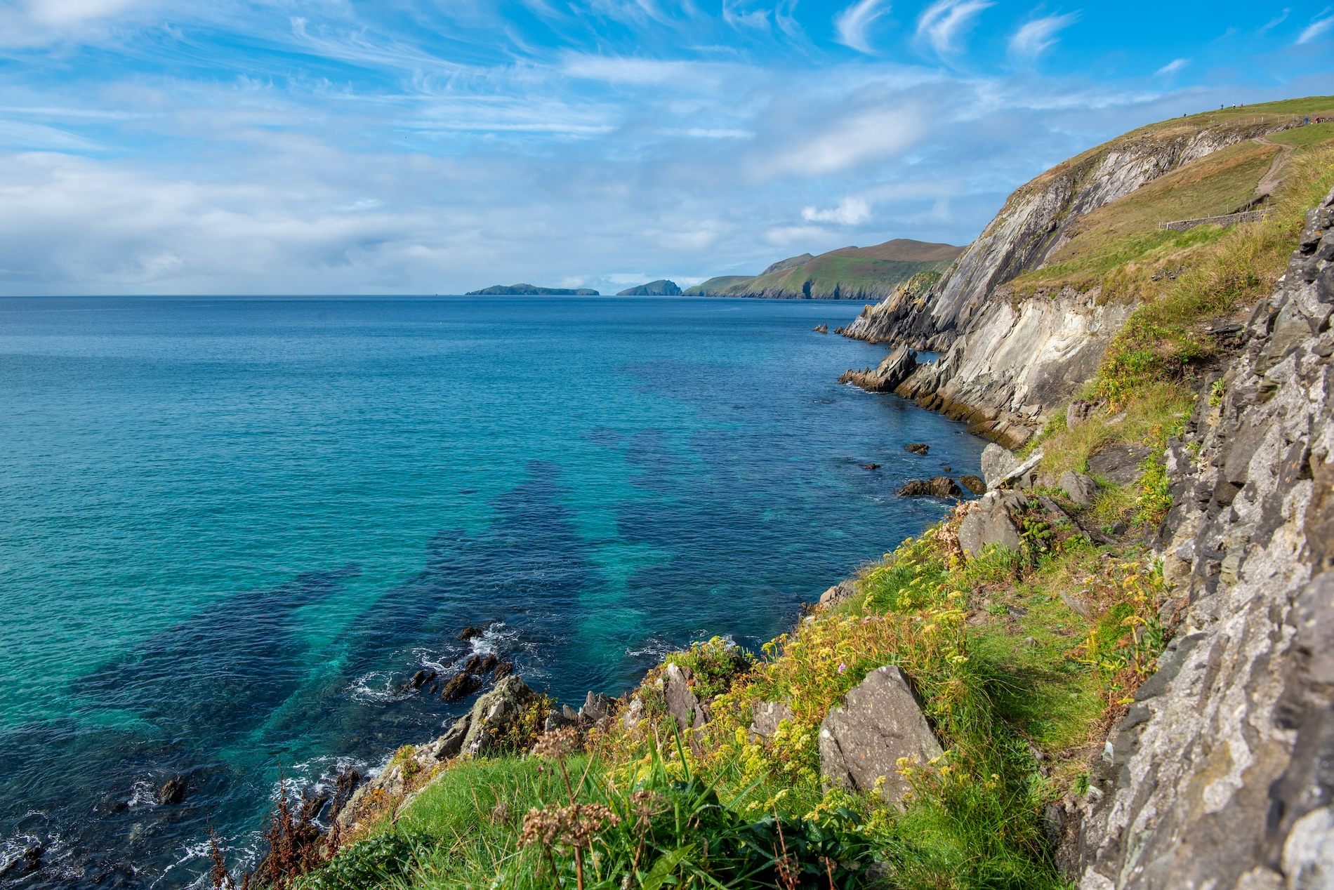 Wandel via een kustpad omhoog naar Dunmore Head