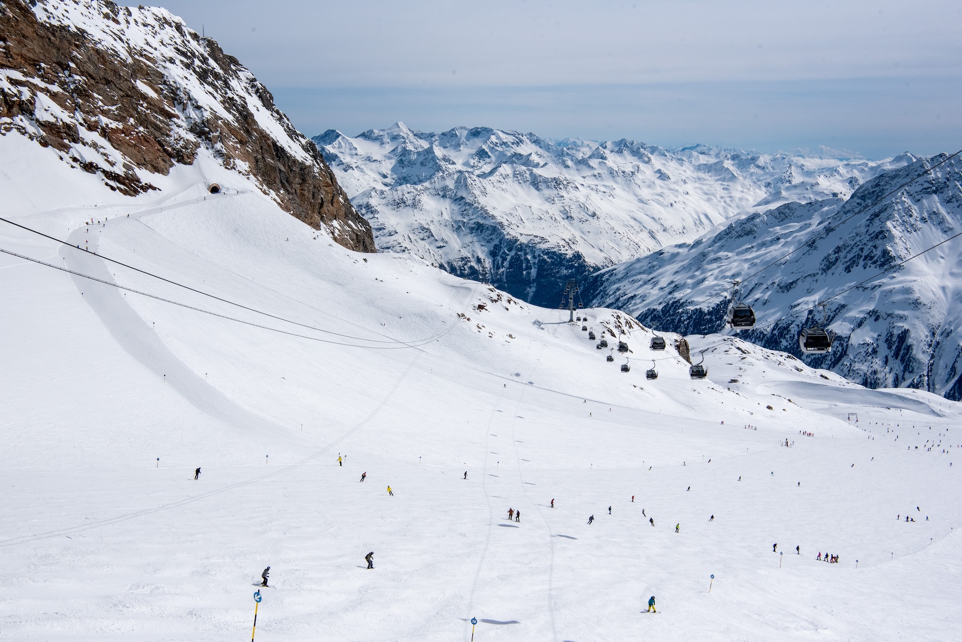 Heerlijke brede, blauwe pistes op de gletsjers