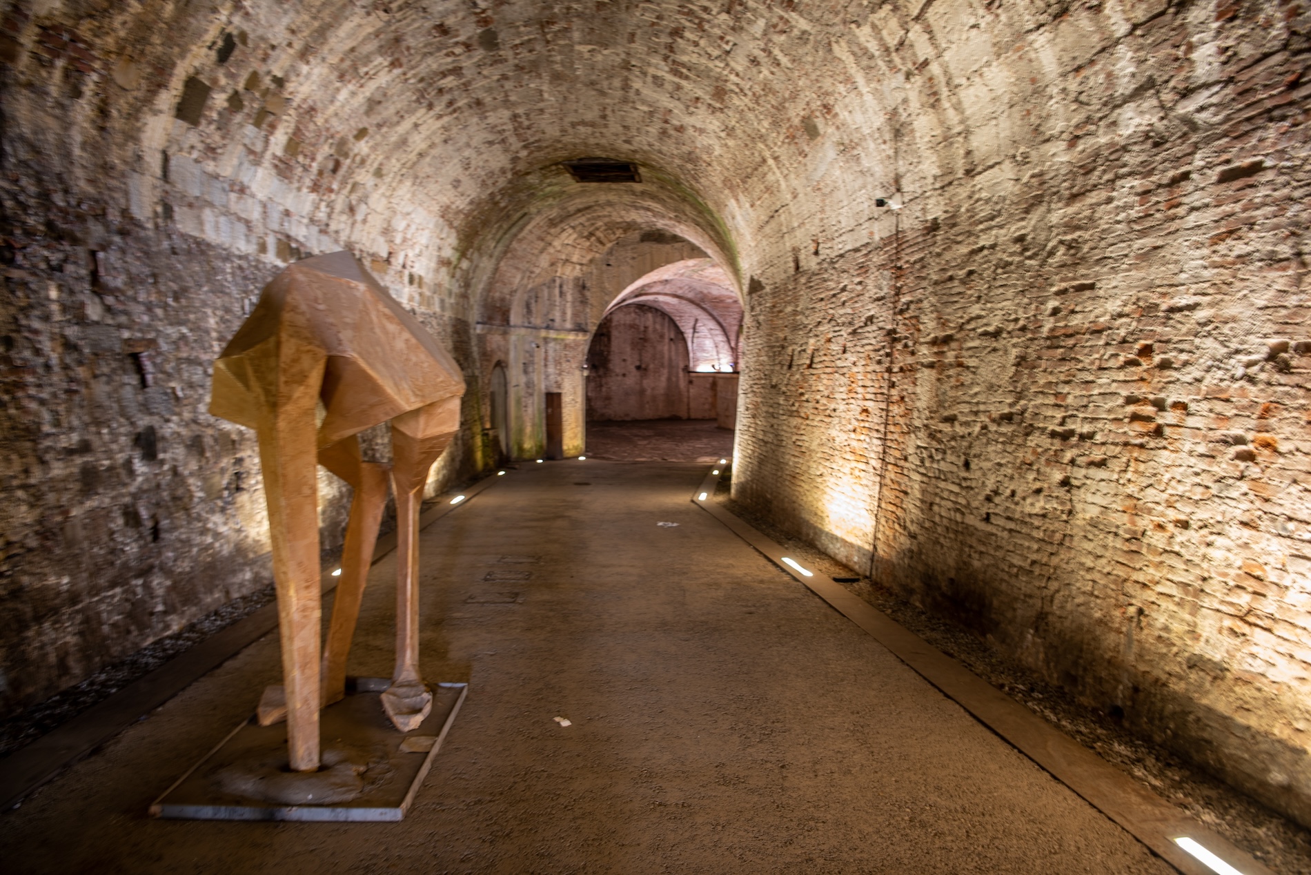 Onder de stadsmuren lopen ook eeuwenoude tunnels