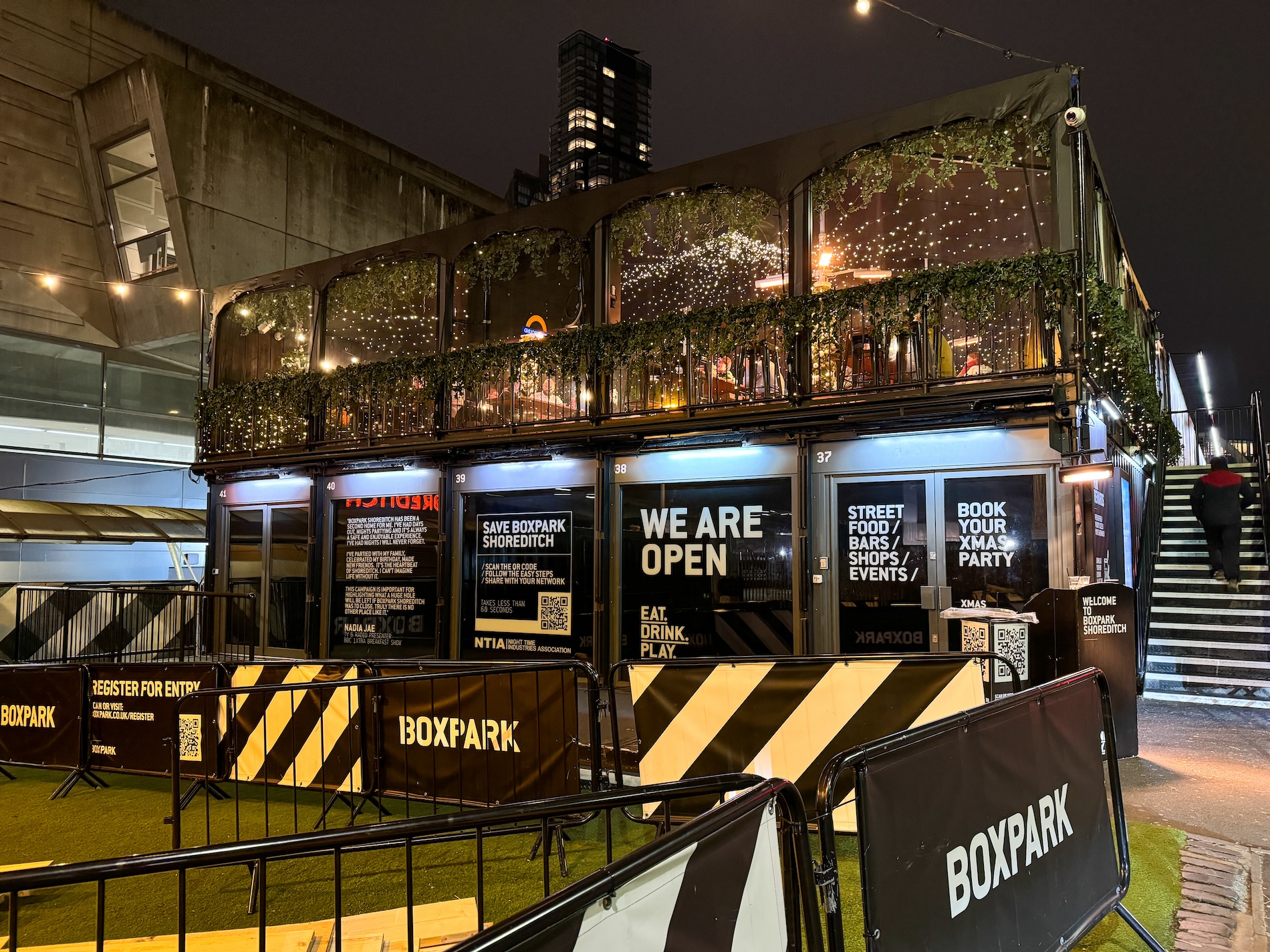 In het Box Park kun je eten, drinken en shoppen