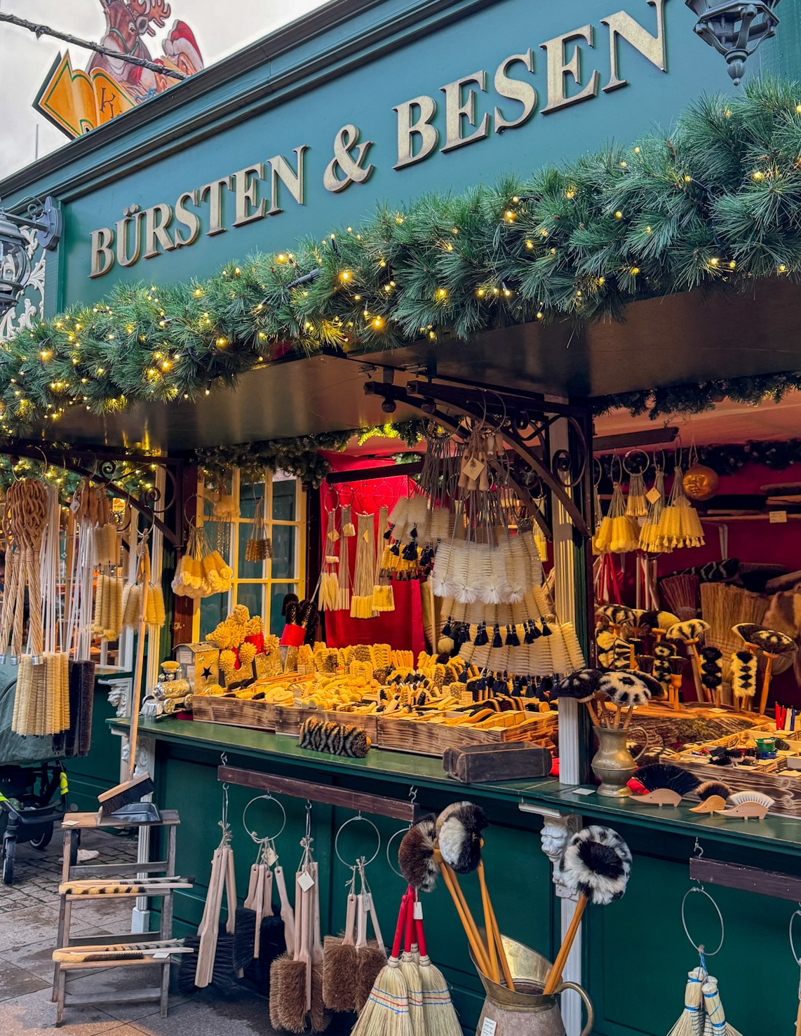 Een van de vele leuke kraampjes op de historische kerstmarkt. Nog een bezem nodig toevallig?