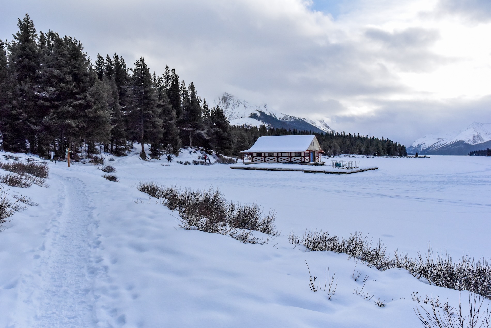 Maak een winterwandeling rondom Maligne Lake