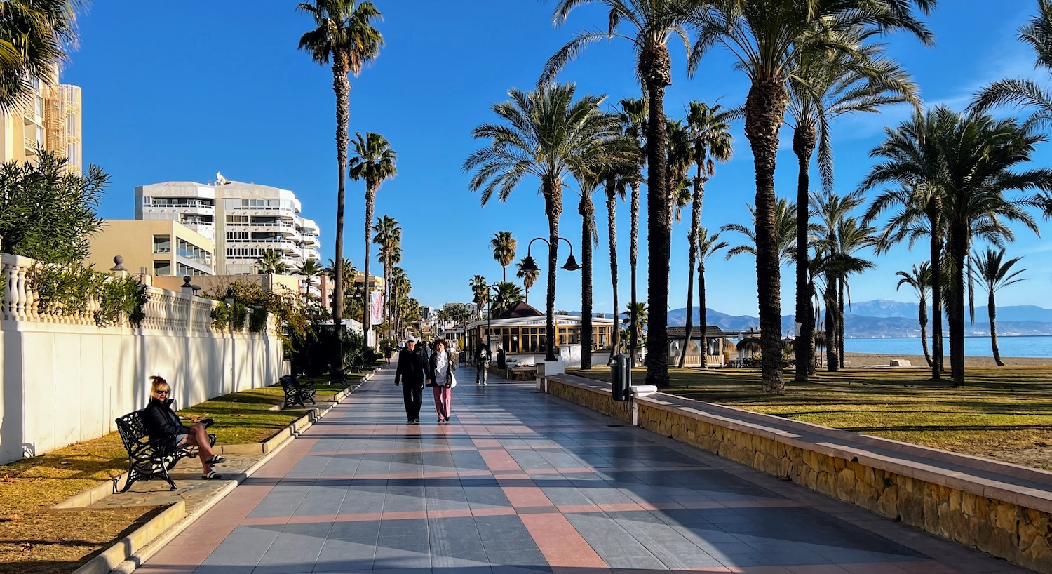 Wandelen over de boulevard van Torremolinos