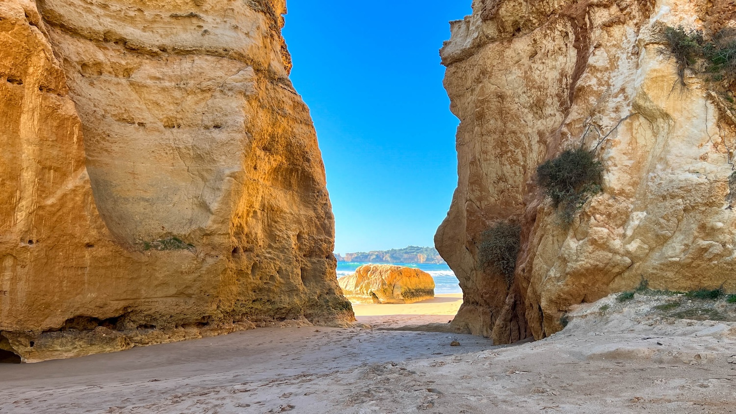 Verlaten stranden in Portimao in de winter