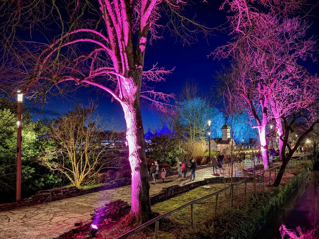 Het park is 's avonds prachtig verlicht