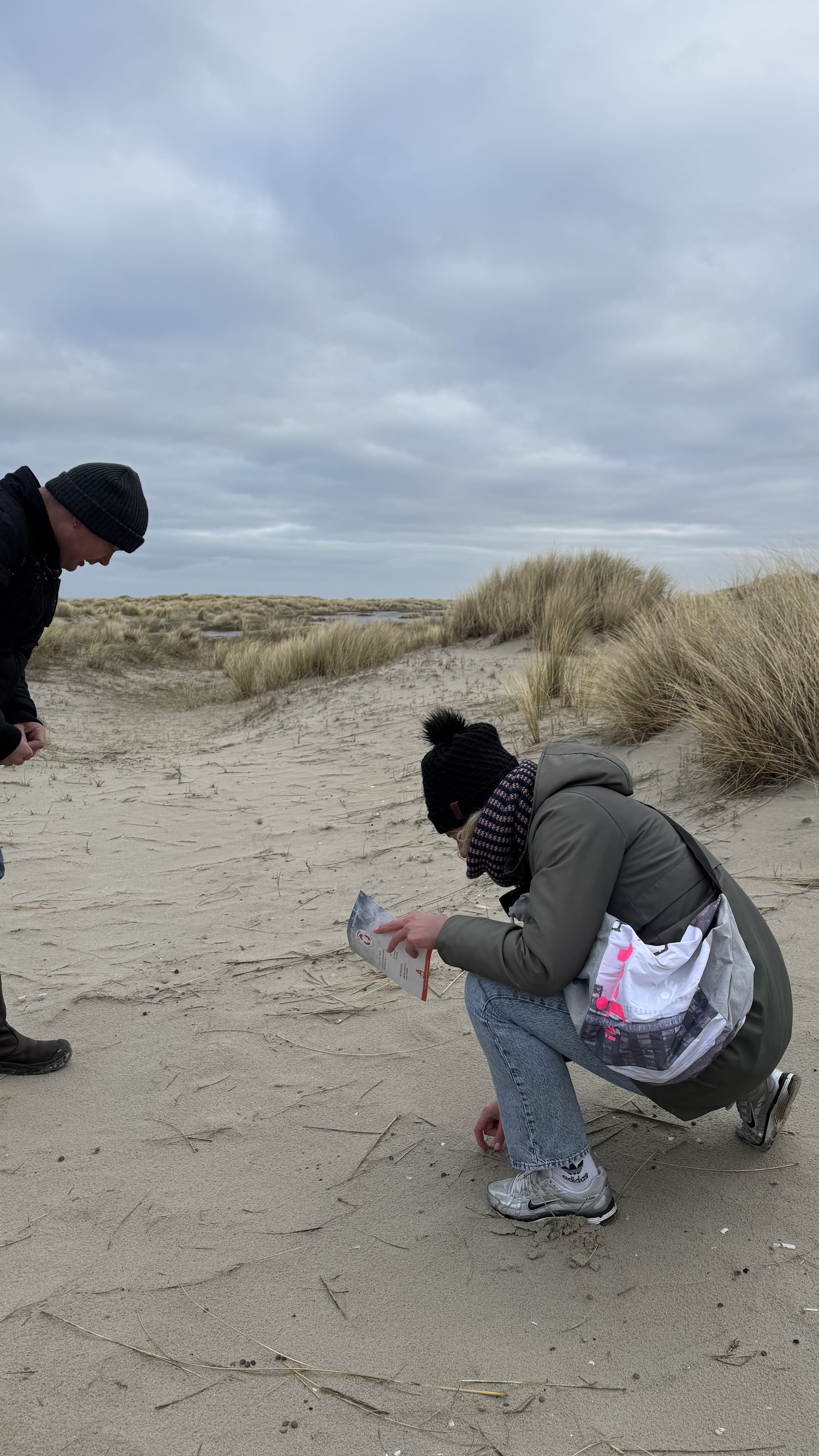 Jutten met de jutfabriek op Terschelling. Als je goed kijkt, zie je helaas dat er heel veel troep ligt.