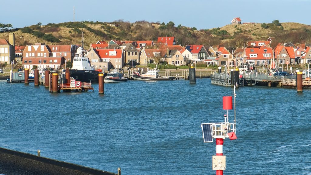 Land in zicht! Je komt met de boot altijd aan in West-Terschelling.