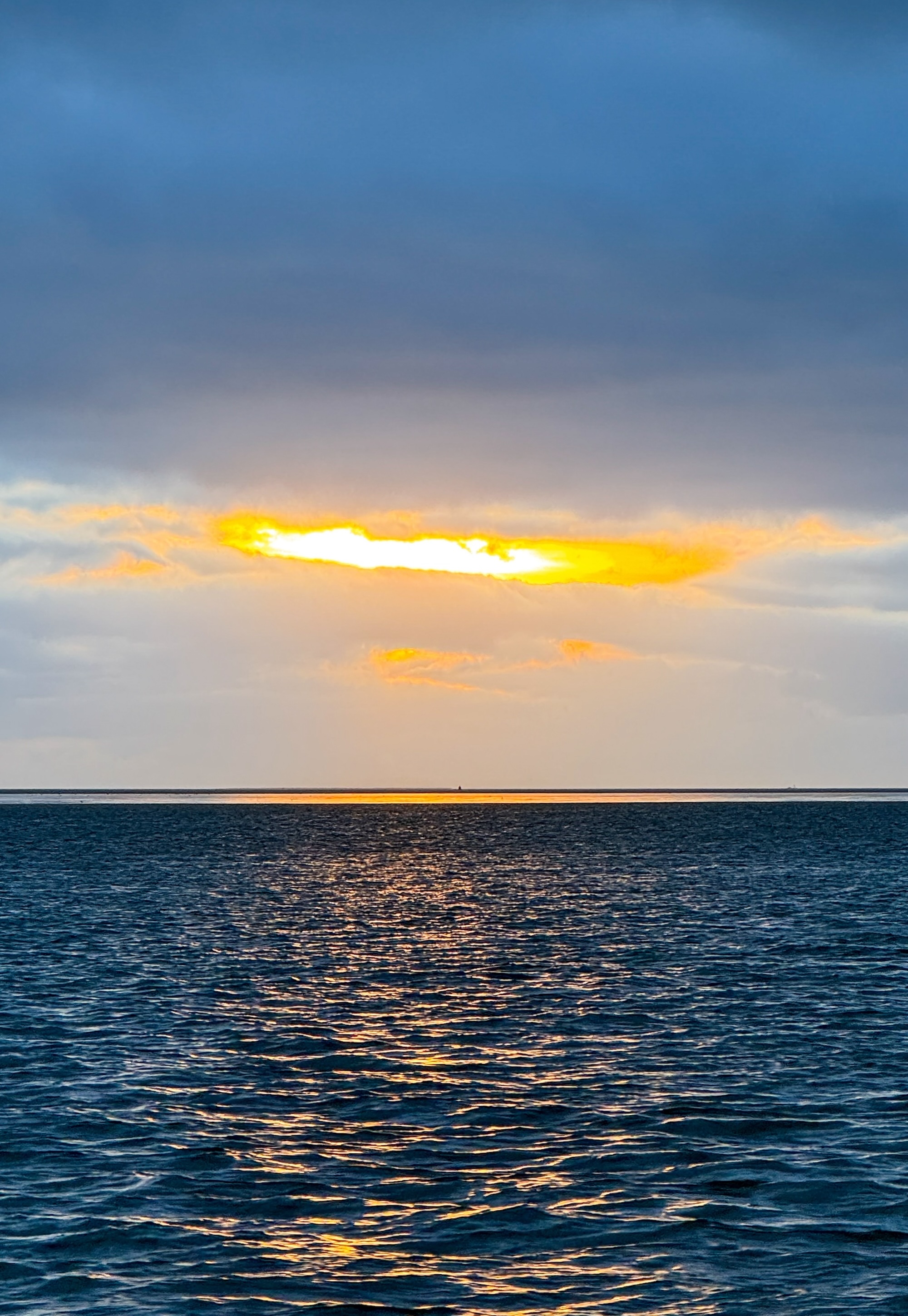 Prachtige zonsondergang op een winterse dag op Terschelling.