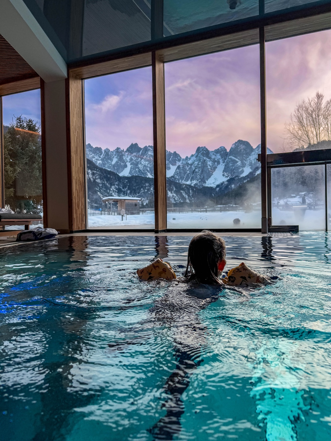 Genieten van een prachtig zwembad in Hotel Dachsteinkönig