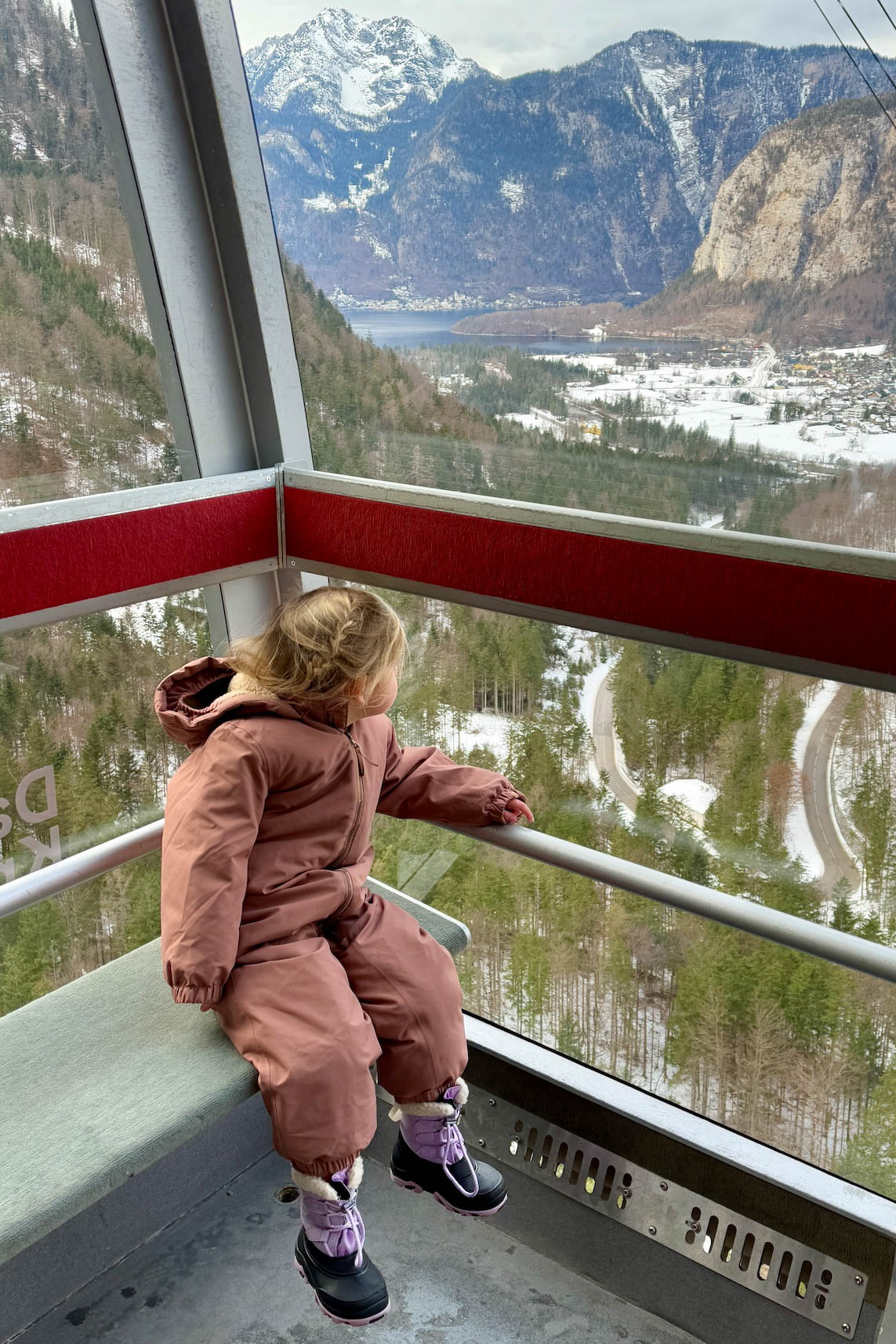 Vanuit de gondel naar Krippenstein kun je Hallstatt zien liggen