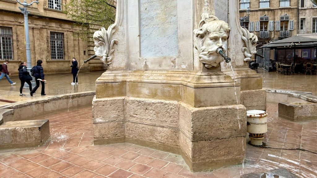 Fontaine des Quatre Dauphins: een fontein met vier dolfijnen