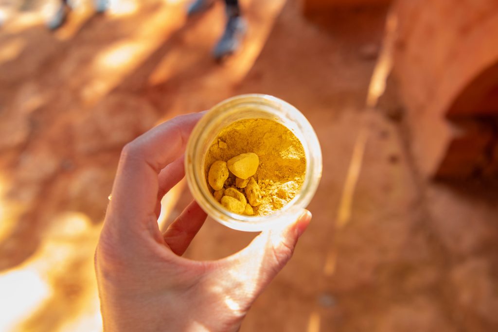 Oker pigment uit de okermijnen in Roussillon