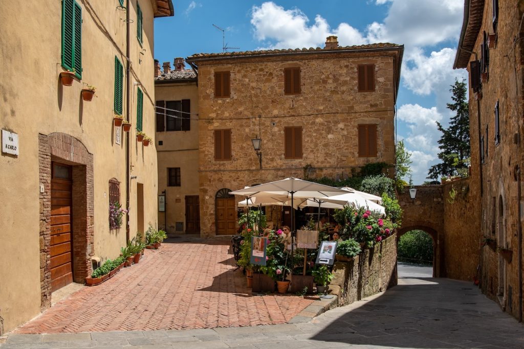 Terras in Pienza in de zomer