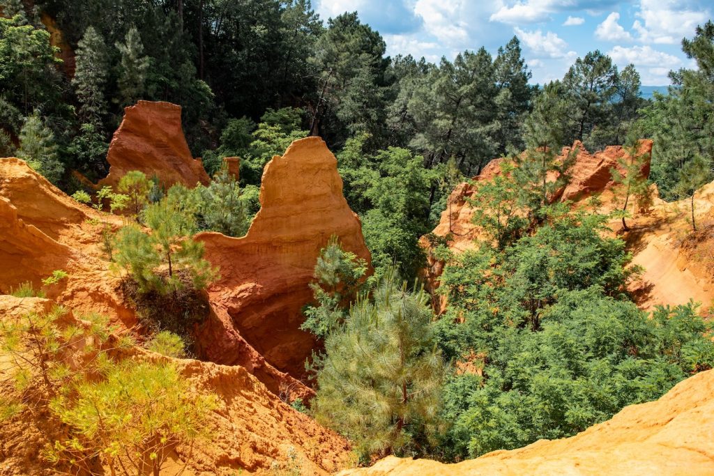 Rotsen in de okermijnen van Roussillon