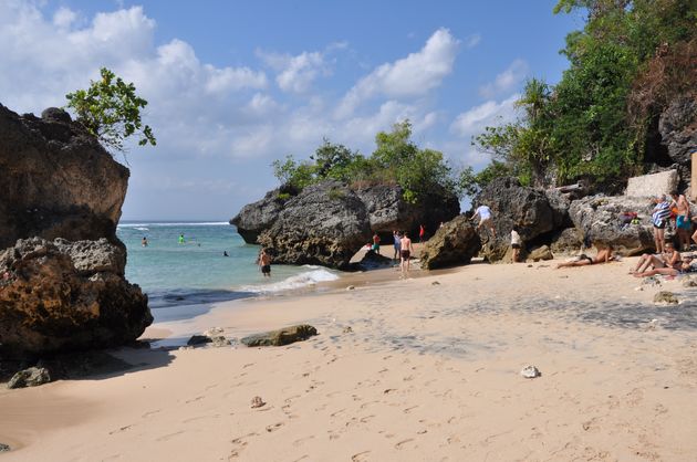 Padang Padang Beach ligt tussen de rotsen in